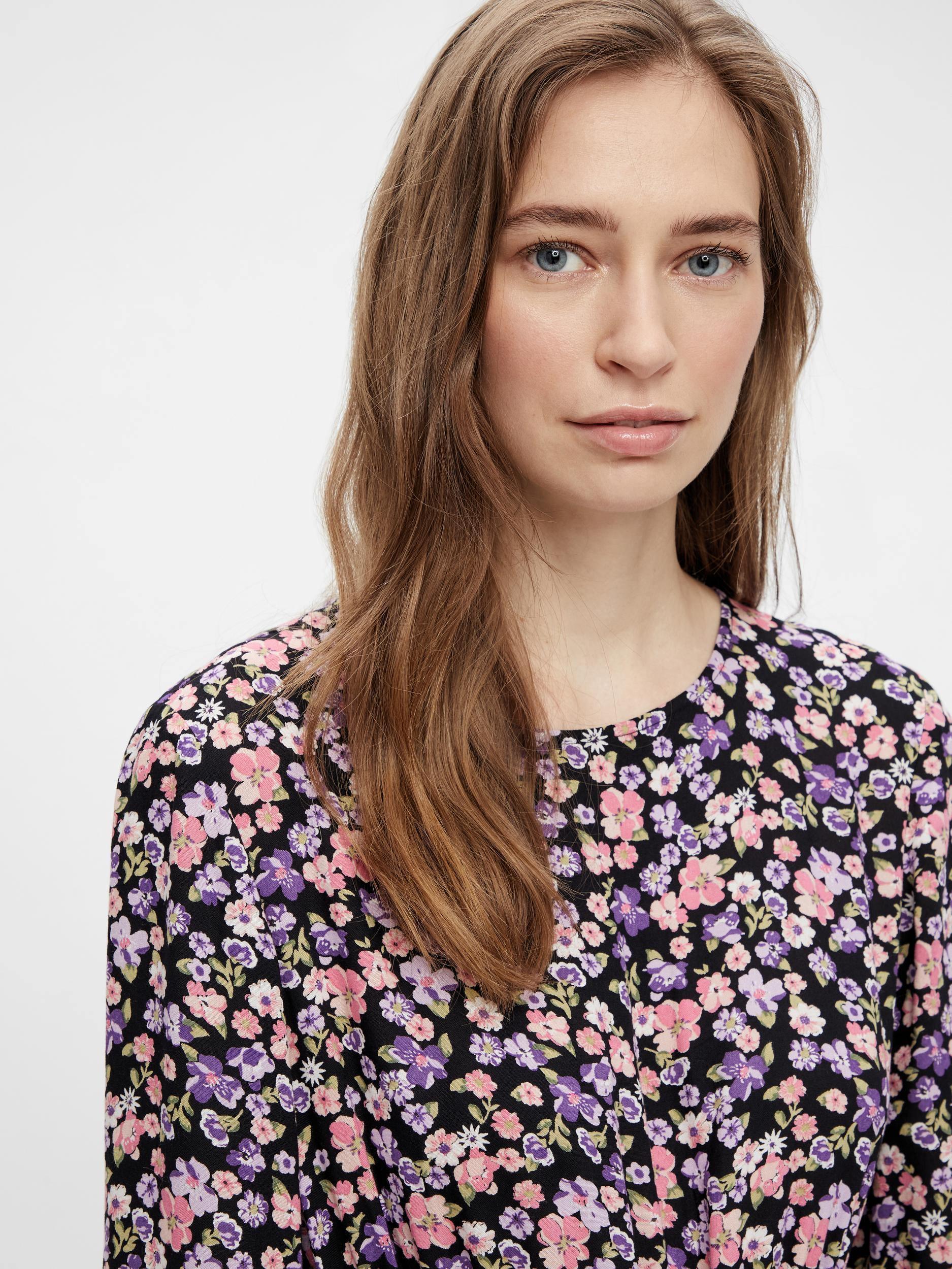 Pieces Ellia - Blomstret midi kjole - HUSET Men & Women